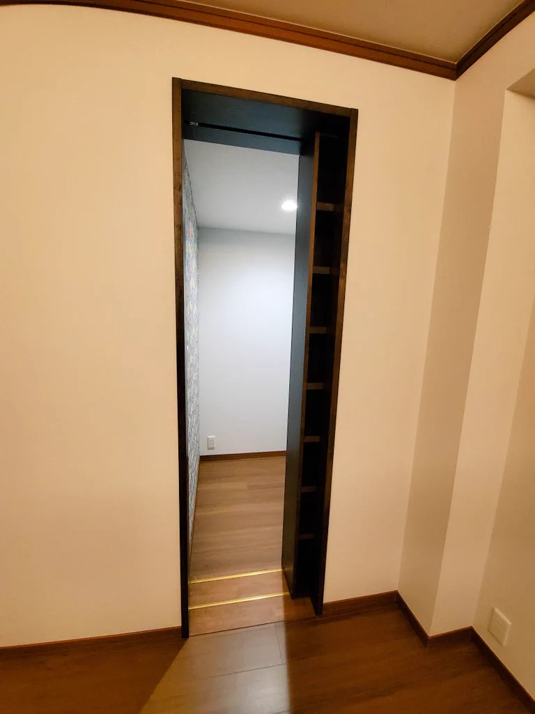 これは憧れる！本棚をスライドさせると「隠し部屋」が現れる新居！