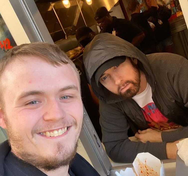 ladbible's tweet image. 🍝 - Eminem's restaurant 'Mom's Spaghetti' has officially opened and he turned up to take order on opening day.