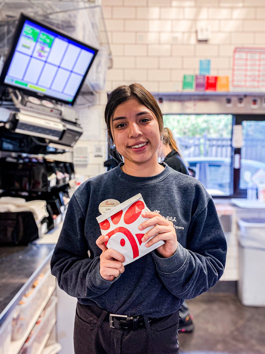 CFAdrexeltownsq's tweet photo. ✨GIVEAWAY ALERT✨🚨

Get your hands on a FREE Chick-fil-A Sandwich! Here’s how to enter:

1) Must be following @CFAdrexeltownsq 
2) Like and Retweet 🐮❤️
3) That’s it?… Yep, that easy!

One Winner will be chosen and announced on Monday (10/4). Good Luck!🎉 https://t.co/LLYPx8C5El