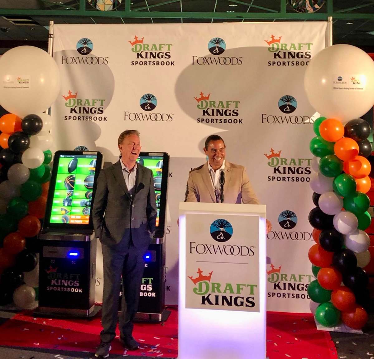 DraftKingsNews's tweet image. Today, @GovNedLamont placed the first ceremonial sports bet at @DKSportsbook at @FoxwoodsCT, wagering $20 for the @Yankees to win tonight. For more details, visit: bit.ly/3ihZJHx