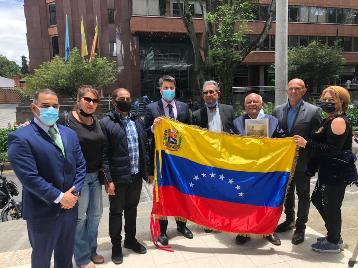 El día de ayer acompañamos a los miembros de la Asamblea Nacional de Trabajadores a realizar la entrega de un informe ante la ONU en #Bogotá.

En este informe recopilaron la serie sistemática de violaciones a los derechos humanos y laborales de trabajadores en general.