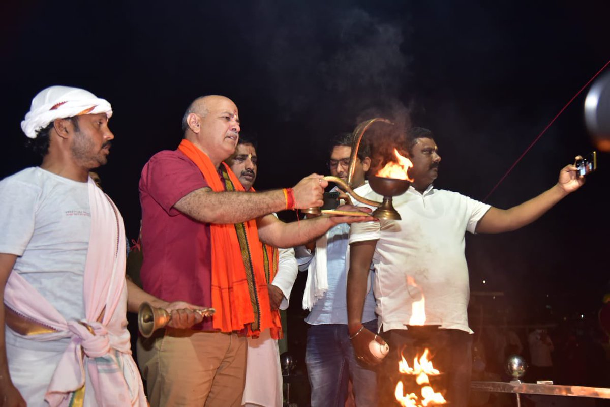 msisodia's tweet photo. संगम के तट पर माँ गंगा की दिव्य आरती .. अद्भुत आत्म शांति का अनुभव… https://t.co/8nGLU5cU06