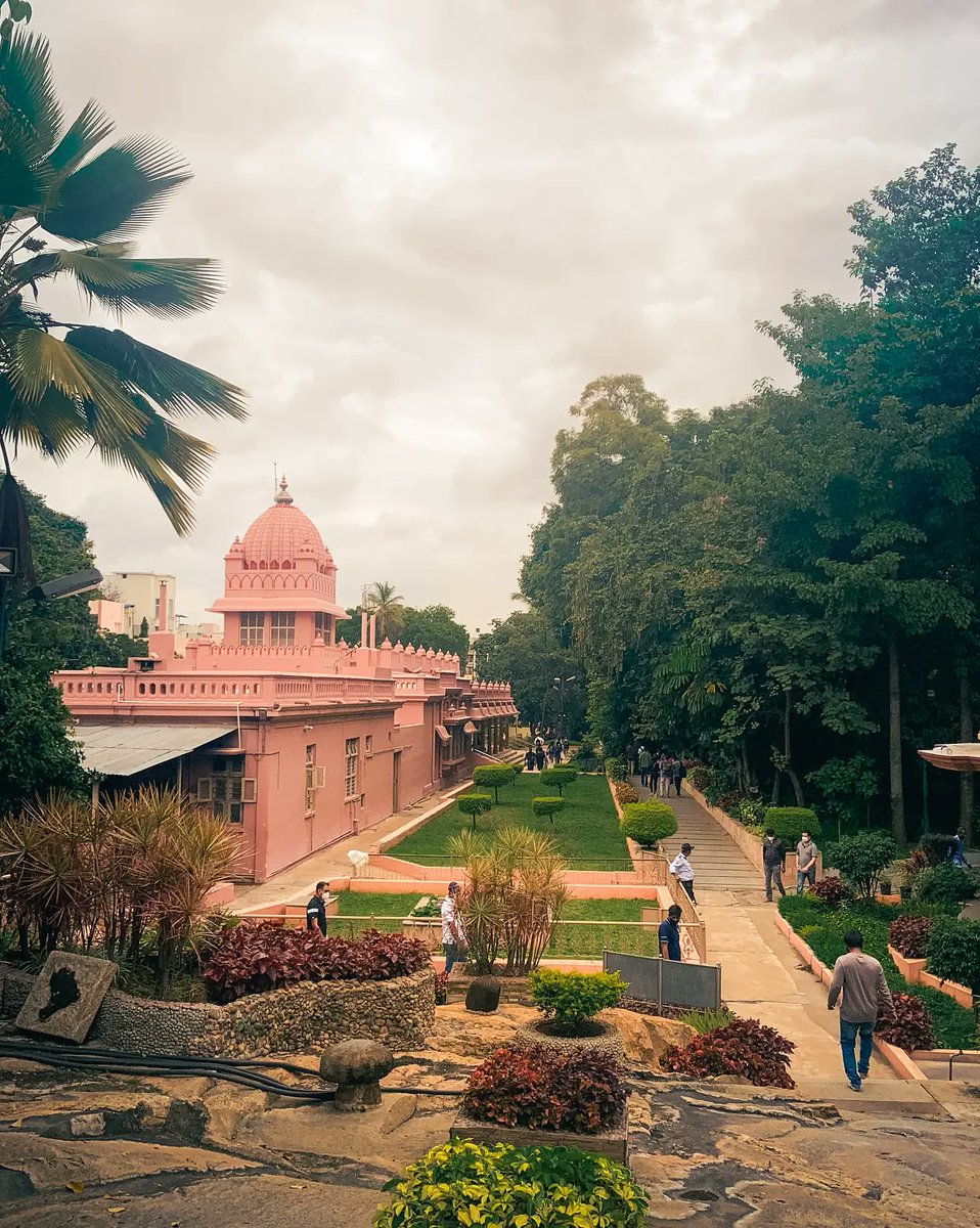 backpacksters's tweet photo. Last Sunday, we explored our homecity. From Vidhana Soudha to New Modern Hotel (ultra-crisp masala dosa), Bull Temple, Gavi Gangadareshwara Cave, Ramakrishna Math, and a ride under green canopies to Lalbagh (+weather💙💙) @IndiaTourismBa2 @MonksOnWheels @YuluBike @RustikTravel https://t.co/zdOj2PnRKE