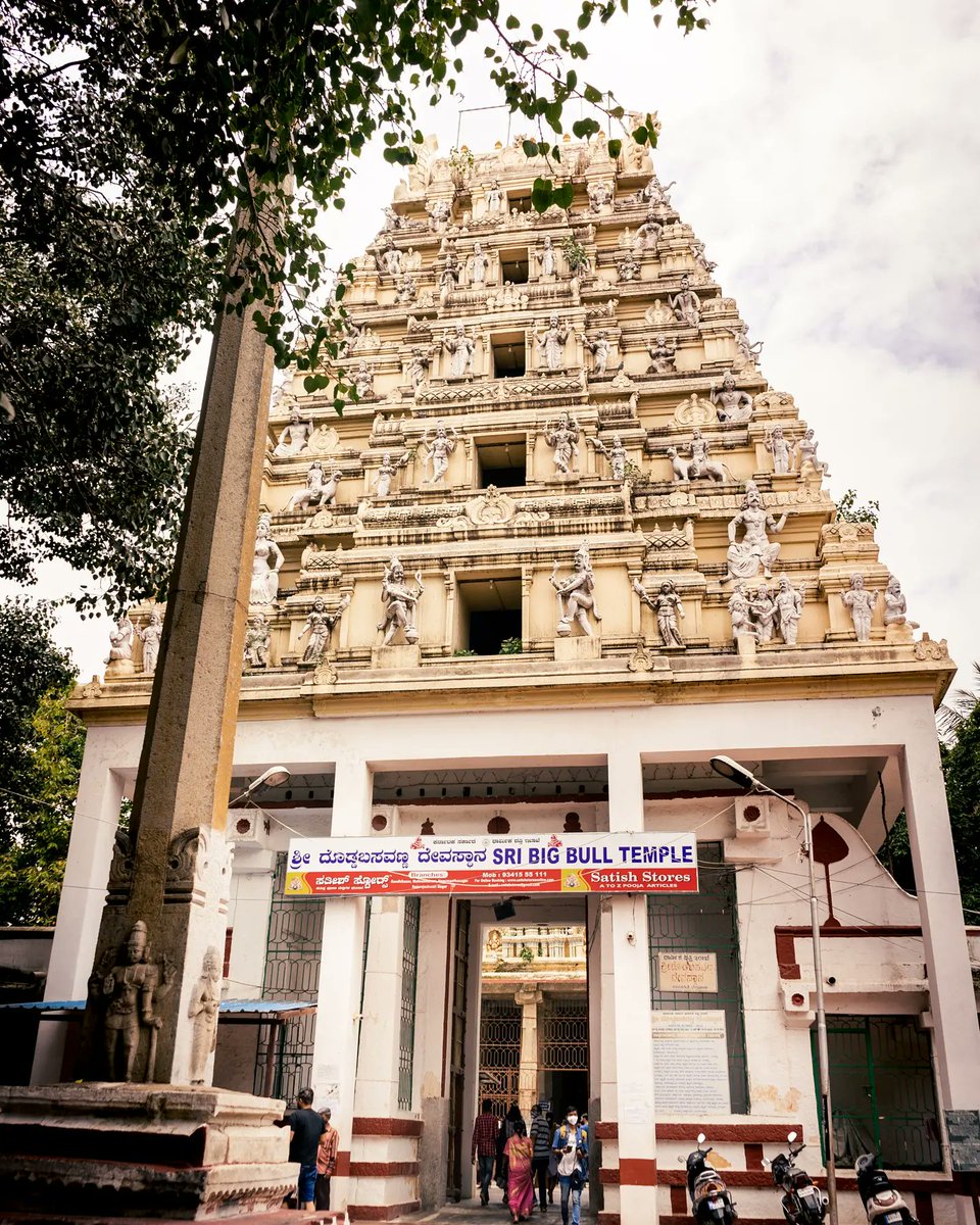 backpacksters's tweet photo. Last Sunday, we explored our homecity. From Vidhana Soudha to New Modern Hotel (ultra-crisp masala dosa), Bull Temple, Gavi Gangadareshwara Cave, Ramakrishna Math, and a ride under green canopies to Lalbagh (+weather💙💙) @IndiaTourismBa2 @MonksOnWheels @YuluBike @RustikTravel https://t.co/zdOj2PnRKE