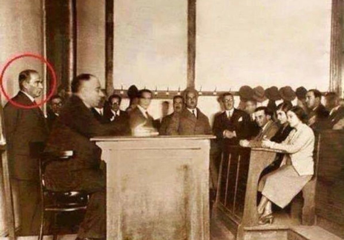 srkntnyldz's tweet photo. Gazi Mustafa Kemal Atatürk bir sınıfa girdiğinde kendisine yer vermek isteyen öğretmene
“Öğretmenlik en üst makamdır, buyrun devam edin." dedikten sonra dersi ayakta izlemiştir...
Haddini sen bileceksin #kaymakam ! https://t.co/r9nf1w1chd