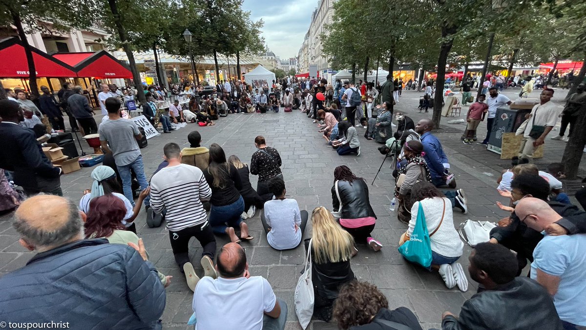 zeytooun's tweet photo. Châtelet prosterné pour Jésus ! https://t.co/vrO5xbgsck