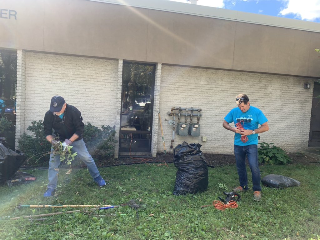 UnitedWayGLV's tweet photo. Helping to make @ProJeCtEaston SHINE! 🌟 @BBraunUSA & @guardianlife volunteers are helping out on #DayOfCaring by participating in #ProJeCtCleanUp 🍂 #LIVEUNITED #DOC2021 @Crayola @CapBlueCross @Amazon @DiscoverCarbonC @wegmans @asr_media @uline @VolunteerLV https://t.co/FYULY2RUMi