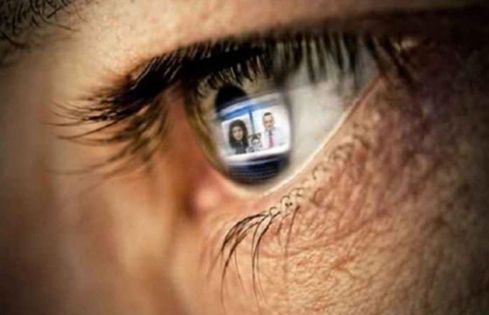 ClinicasQvision's tweet photo. #QvisionLentesdeContacto | #PantallasDigitales

(1/4) En los usuarios d #LentesdeContacto blandas, una d las molestias + frecuentes es la sequedad ocular, q pueden intensificarse al final del día y verse magnificada x el uso cada vez más frecuente d #PantallasDigitales 🖥 📱💻 🎮 https://t.co/bS8UAebeRW