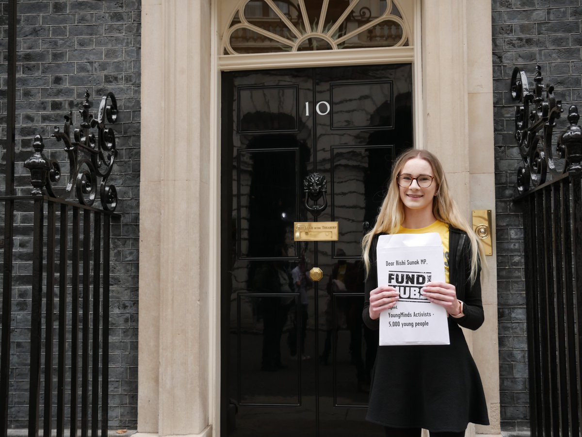 YoungMindsUK's tweet photo. Today our Activists went to Downing Street to hand in an open letter they wrote to Rishi Sunak MP, signed by 5,000 young people, urging him to invest in early mental health support in the Spending Review next month. Our Activists are leading a movement of change. https://t.co/WNjamqFz8f
