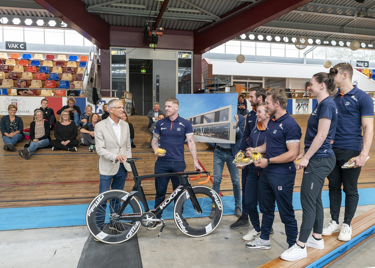 De Olympische sprintploeg trainde vandaag op de Alkmaarse baan. Dinsdag staan zij aan de start van het EK in Grenchen. Alkmaar feliciteerde de renners met resultaten behaald in Tokyo en sprak met hen over de renovatie van het Sportpaleis.  sportpaleis-alkmaar.nl/over-ons/nieuw…  #alkmaarfietst