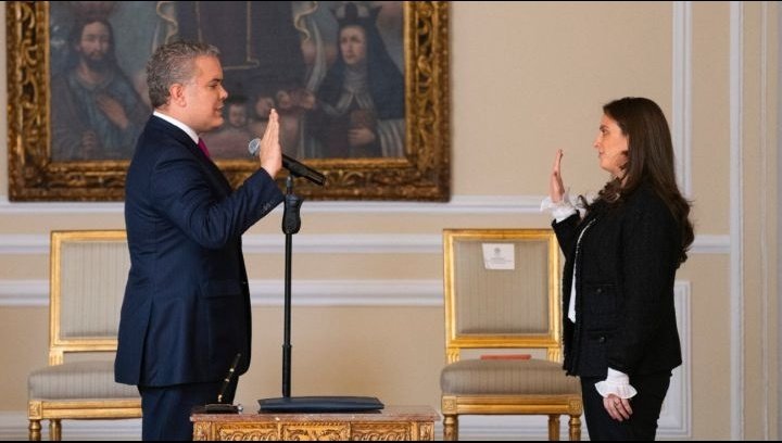 Adriau's tweet photo. -Le robé 70 mil millones al estado 
-Respeto tu opinión https://t.co/8AvEnUG6Kw