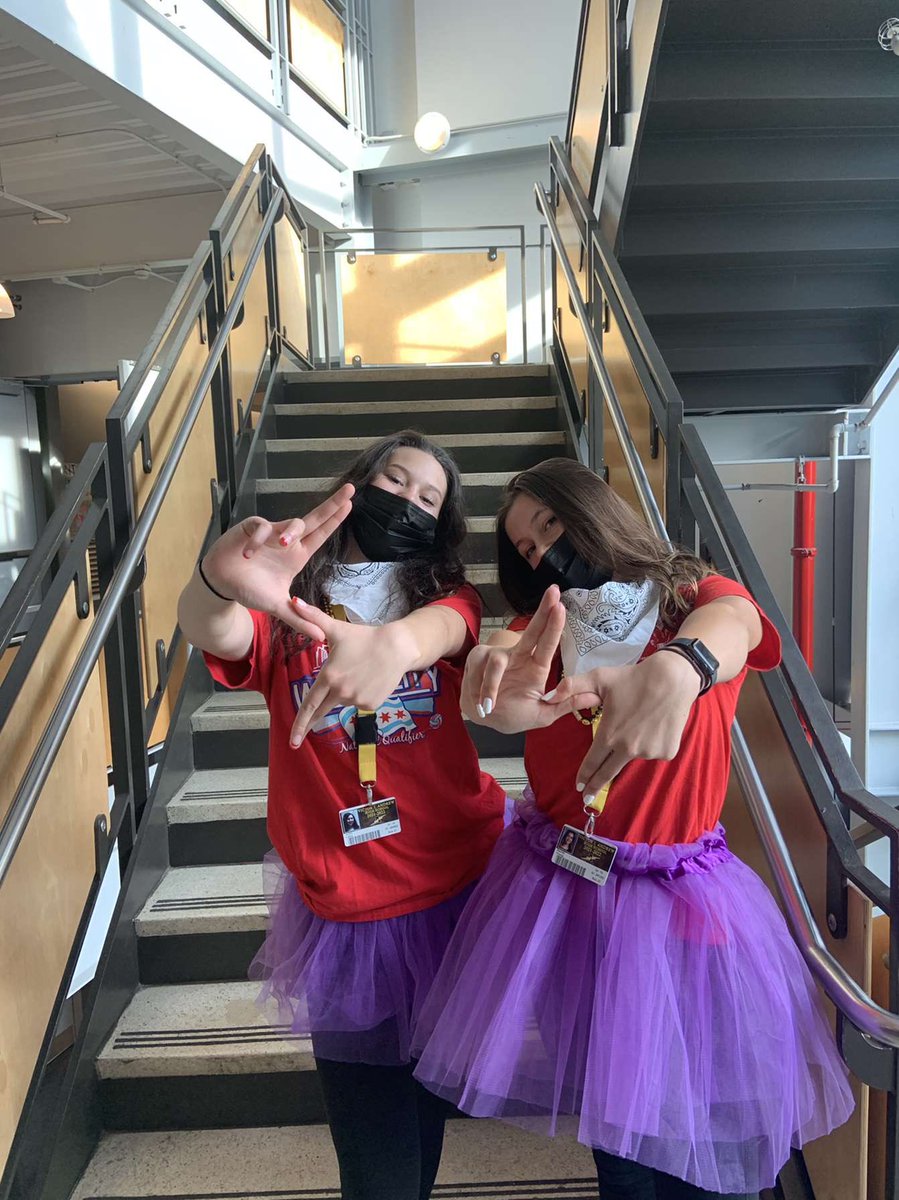 juls_latka's tweet photo. Hoco week day 4 : twin day w @_rachelyoung26 !! #BringbacktheThunder @AndrewStuCo https://t.co/2edXCeFB9K