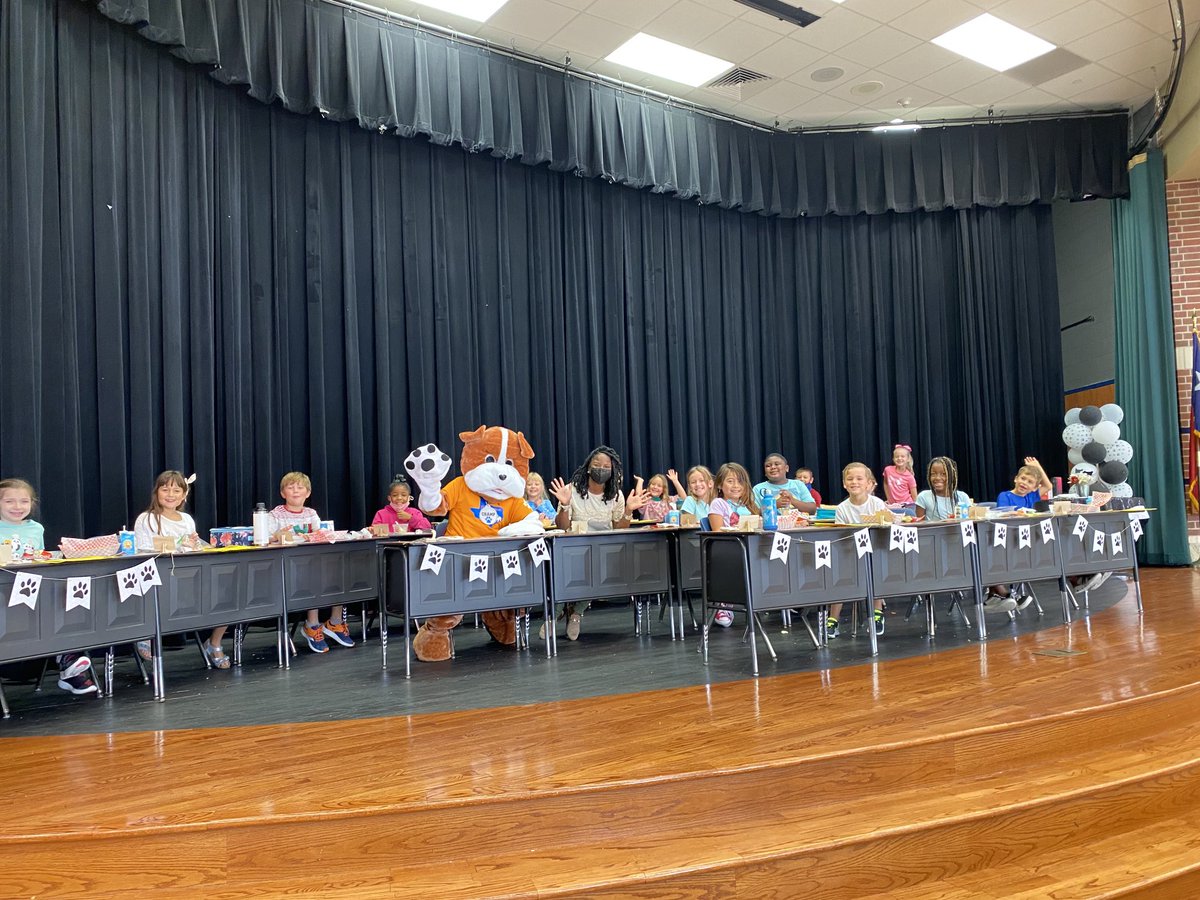 mikiajbarnes's tweet photo. Look who joined in the celebration as we hosted our first @BWEBulldogsCISD Bone Appetit’! #goodcharactermatters https://t.co/5UQoXoTyO3