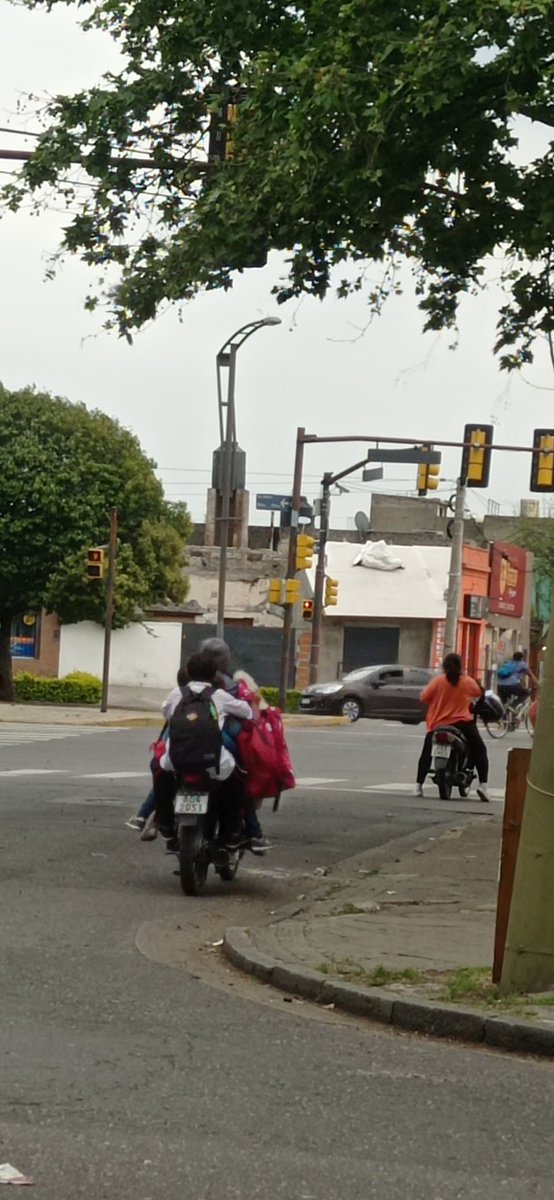 cacassini81's tweet photo. 5! A la salida de la escuela #sincontroles @TransitoRosari @CalleDeRosario https://t.co/kCWlVyWffQ