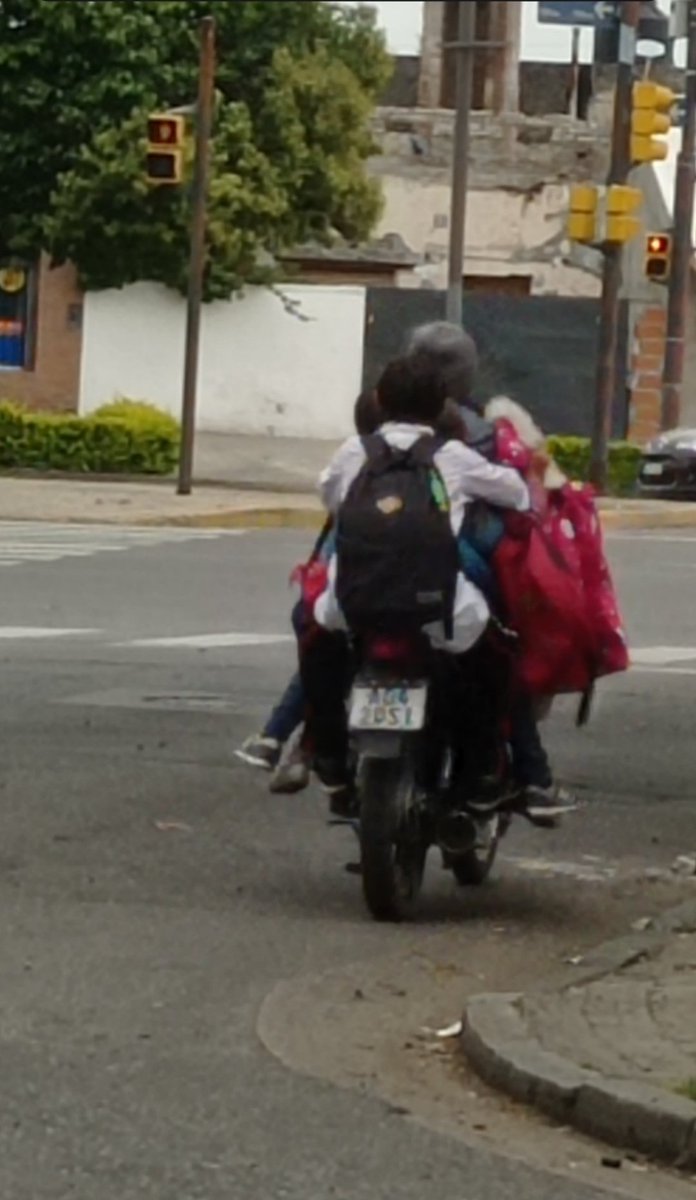 cacassini81's tweet photo. 5! A la salida de la escuela #sincontroles @TransitoRosari @CalleDeRosario https://t.co/kCWlVyWffQ