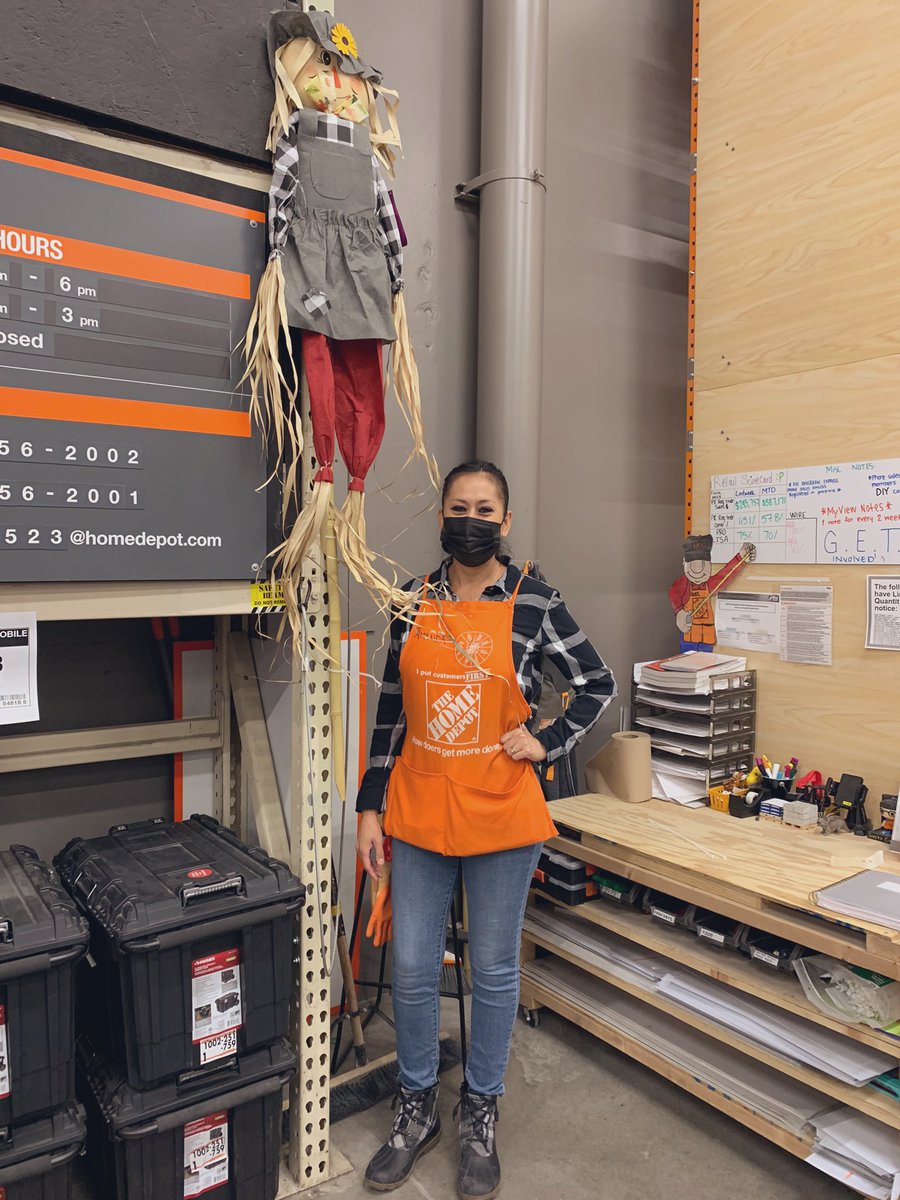 Amanda and her twin are in the fall spirit over here at 8523! 🤓🤓 plaid days have arrived!