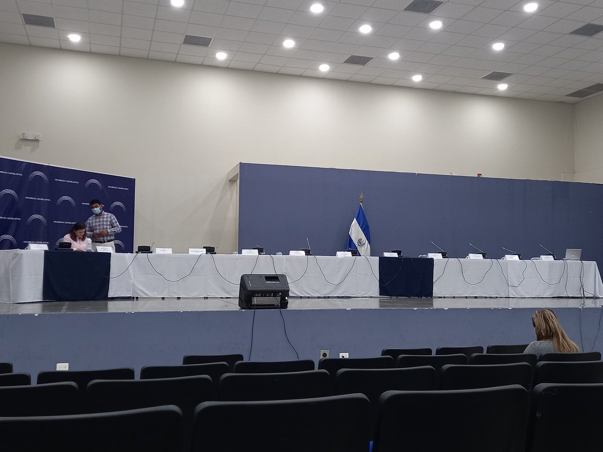 DinaArguetasv's tweet photo. Aquí, casual, esperando que vengan los diputados a la comisión y comenzar a analizar la temática del agua.

Les agarró la tarde... https://t.co/0bjuAz57U8
