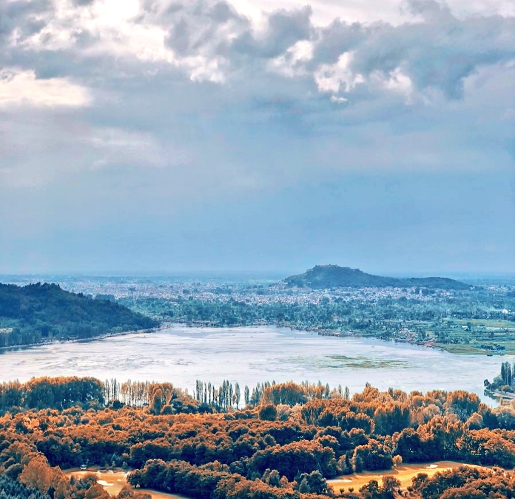 YawarShafi4's tweet photo. From the Top, Have a Look at My City #Srinagar #Top #High #CloudyNoon https://t.co/9lnMihSmlt