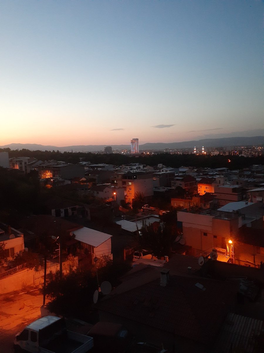 Güldür beni ağlamayı istemiyorum,Senden ayrı bu hayatı çekemiyorum...