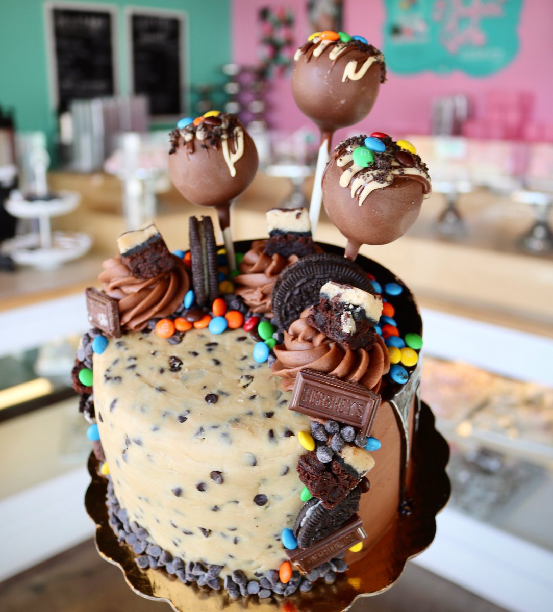 3sweetgirlscake's tweet photo. Store cakes are ready made cakes that your can see &amp; purchase in the online shop daily! We have to many fun designs ready to celebrate any &amp; every occasion.
#3sweetgirlscakery #cincyeats #bakerylife  #bakeshop #yum #cakeinspo #cookiedough #cookiedoughcake #storecake #birthdaycake https://t.co/FTFxtqipkU