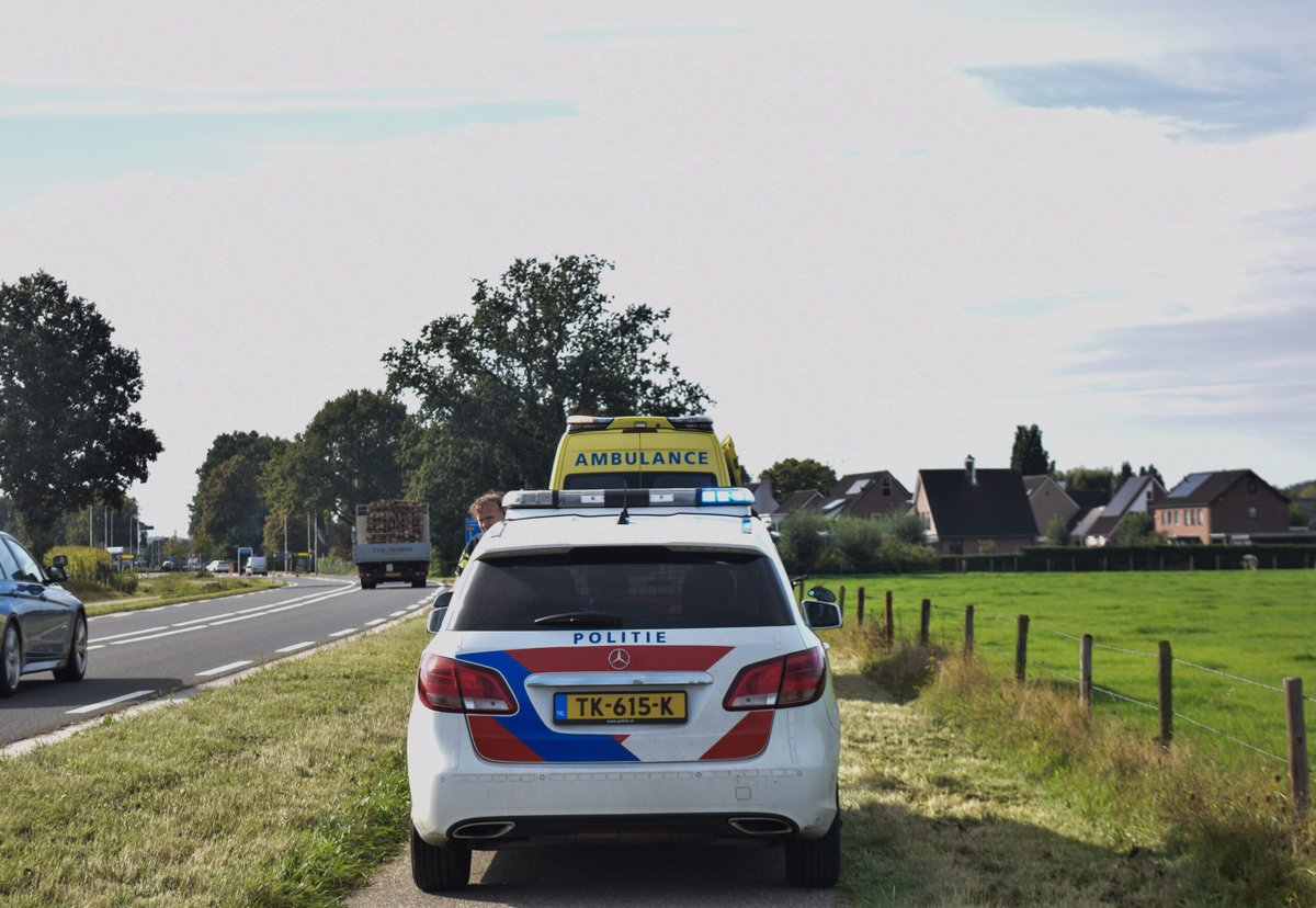 Dubbele pech op de Wijnbergseweg te Braamt, fietser komt hard ten val en een kop staart aanrijding