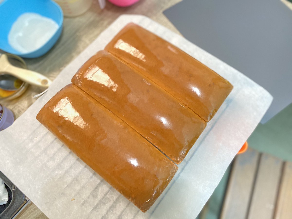 วันนี้มาแชร์ทริคบัตเตอร์เค้กหน้าเงา แวว ฉ่ำ เหมือนสาวเกาหลีและเพิ่มความอร่อยไปในตัว ให้ทุกคนค่าา~
** หลังอบเสร็จ ให้แรปน้อง(ตอนอุ่นๆ)ทั้งก้อนเลย หรือถ้าอยู่ในฟอล์ยก็แรปแต่หน้า ตอนแรปคือค่อยๆทำให้เรียบ เนียน ที่สุด เหมือนในภาพ อยากให้หน้าสวยยังไงก็ทำให้เรียบแบบนั้นเลยค่ะ