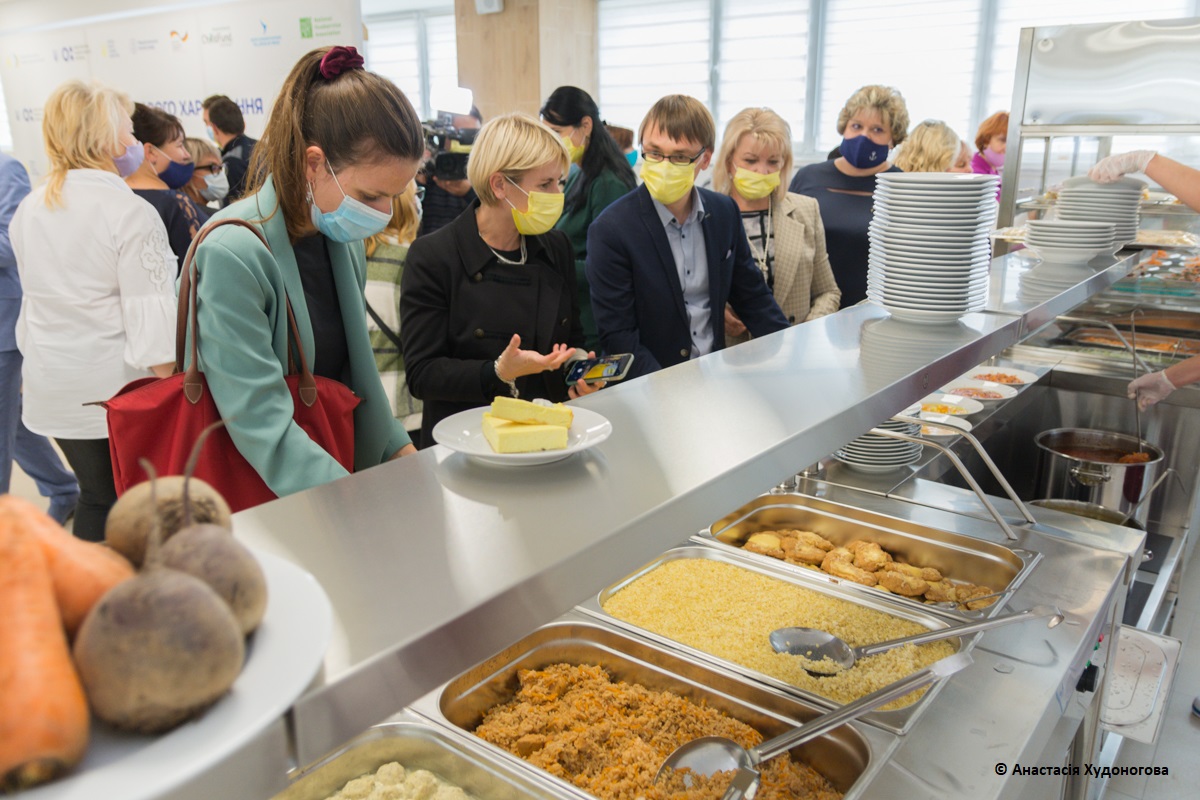 #МиРазом У #Маріуполь відбулося урочисте відкриття їдальні школи №15, оновленої за фінансової підтримки 🇩🇪. Школа отримала сучасний харчоблок для приготування страв: витрати на шкільне харчування 🍎🥦🍛скоротилися на 30% та одночасно значно підвищилася його якість.