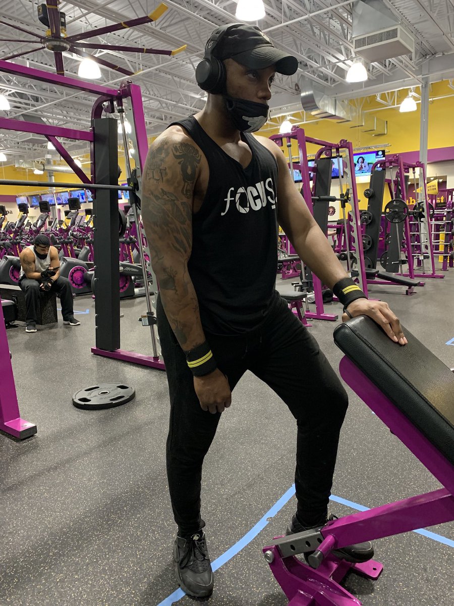 Foundforfocus's tweet image. Active wear available all year long. If you’re into fitness and working out, you gotta have focus 💪🏽😄 shop at foundationfocusforward.com  

#clothingbrand #gym #workout #tanktop #photography #focus
