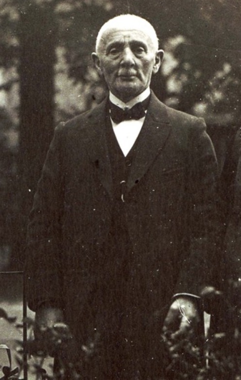 AuschwitzMuseum's tweet photo. 1 October 1854 | A Dutch Jew, Heiman Leefsma, was born in Opsterland.

In January 1943 he was deported to #Auschwitz and murdered in a gas chamber after the selection. https://t.co/4CxFs3A7IA