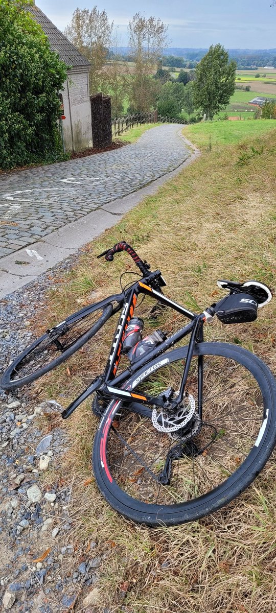 FrankDecorte's tweet photo. Als voorbereiding op dé kasseiklasieker moet je toch zelf ook even van de #cobbles geproefd hebben. Om snel weer te beseffen dat dit je ding niet is. #uitliefdevoordestiel @BahamontesMag #ISOCK #kwaremont #pater #varent https://t.co/9qpl9uM4Nw