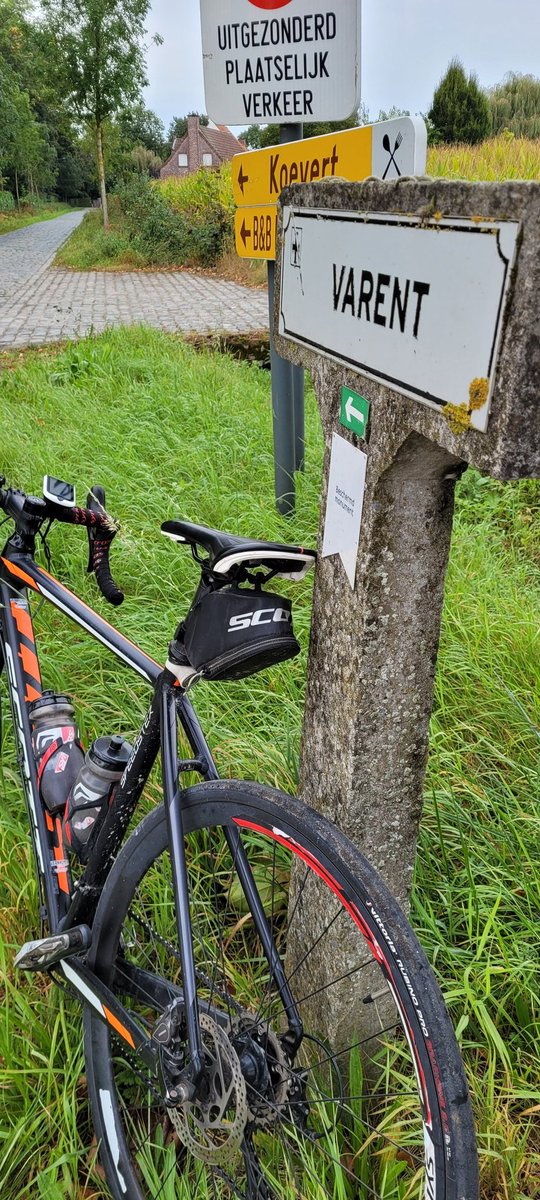 FrankDecorte's tweet photo. Als voorbereiding op dé kasseiklasieker moet je toch zelf ook even van de #cobbles geproefd hebben. Om snel weer te beseffen dat dit je ding niet is. #uitliefdevoordestiel @BahamontesMag #ISOCK #kwaremont #pater #varent https://t.co/9qpl9uM4Nw