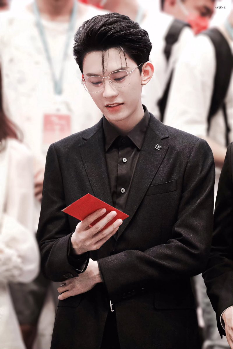 haoyuseason's tweet photo. Junyu seriously landed a male lead role for his acting debut

We’ve known him for only 7 months now and see him going from a confused trainee to a team debut, solo releases, solo concert and now acting
 
May you get to do anything you want, and may it be a flower road for you 💐 https://t.co/l2huz6UsAN