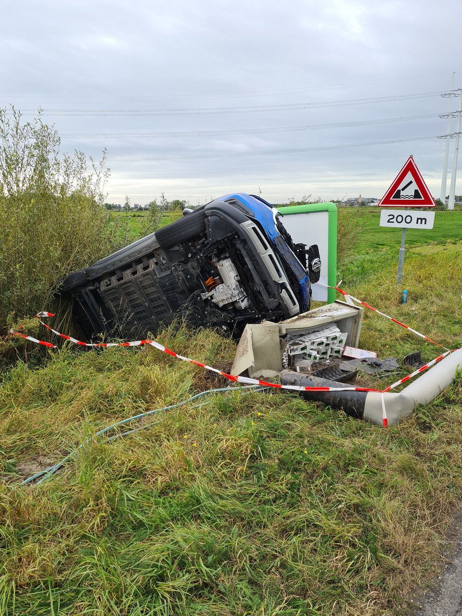 POL_KaagenBrssm's tweet photo. #Hoogmade op de #N446 net voorbij de Doesmolenbrug is een voertuig in de berm beland. Letsel valt gelukkig mee, @zuid_holland is aanwezig om de schade te repareren. Verkeer tijdelijk om en om over 1 rijstrook. https://t.co/REmGi5xW5L