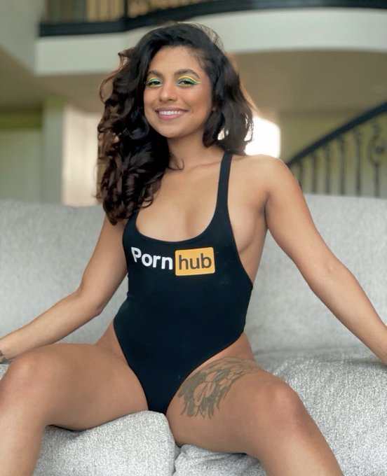 &ldquo;You look familiar&rdquo;    Me: 🤓🧡🖤  @Pornhub https://t.co/483DjHpws2<a class="tags" href="/tag/pornhub">@pornhub</a>
