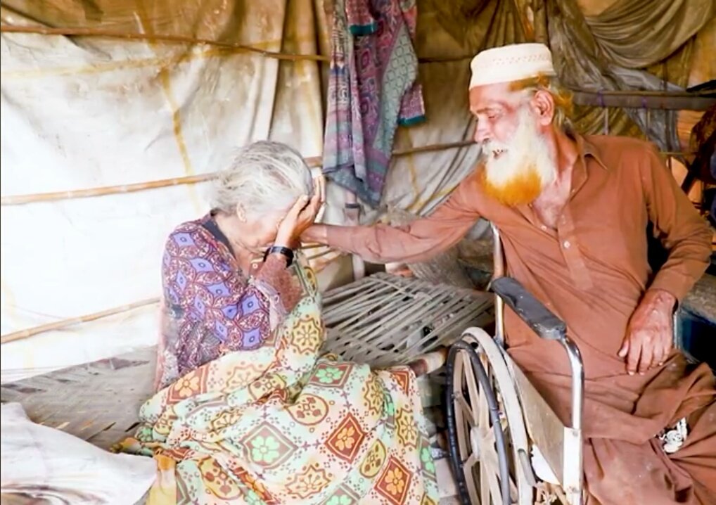 truejournalizm's tweet photo. یہ کیسی اولاد ہے؟
8 بچوں کی شادیاں کرنے والے یہ بوڑھے والدین اس وقت لاہور میں راوی کے پل تلے زندگی گزارنے پرمجبور ہیں. ویلڈنگ کا کام کرنیوالا بوڑھا باپ اب وہیل چیئر پرہے. لیکن پھر بھی بیوی کو اچھا وقت آنیکی امید دلاتا ہے.
نہ اپنی چھت نہ کوئی آمدنی کا ذریعہ جبکہ بچے بھی چھوڑگئے. https://t.co/SoVjfTn71J