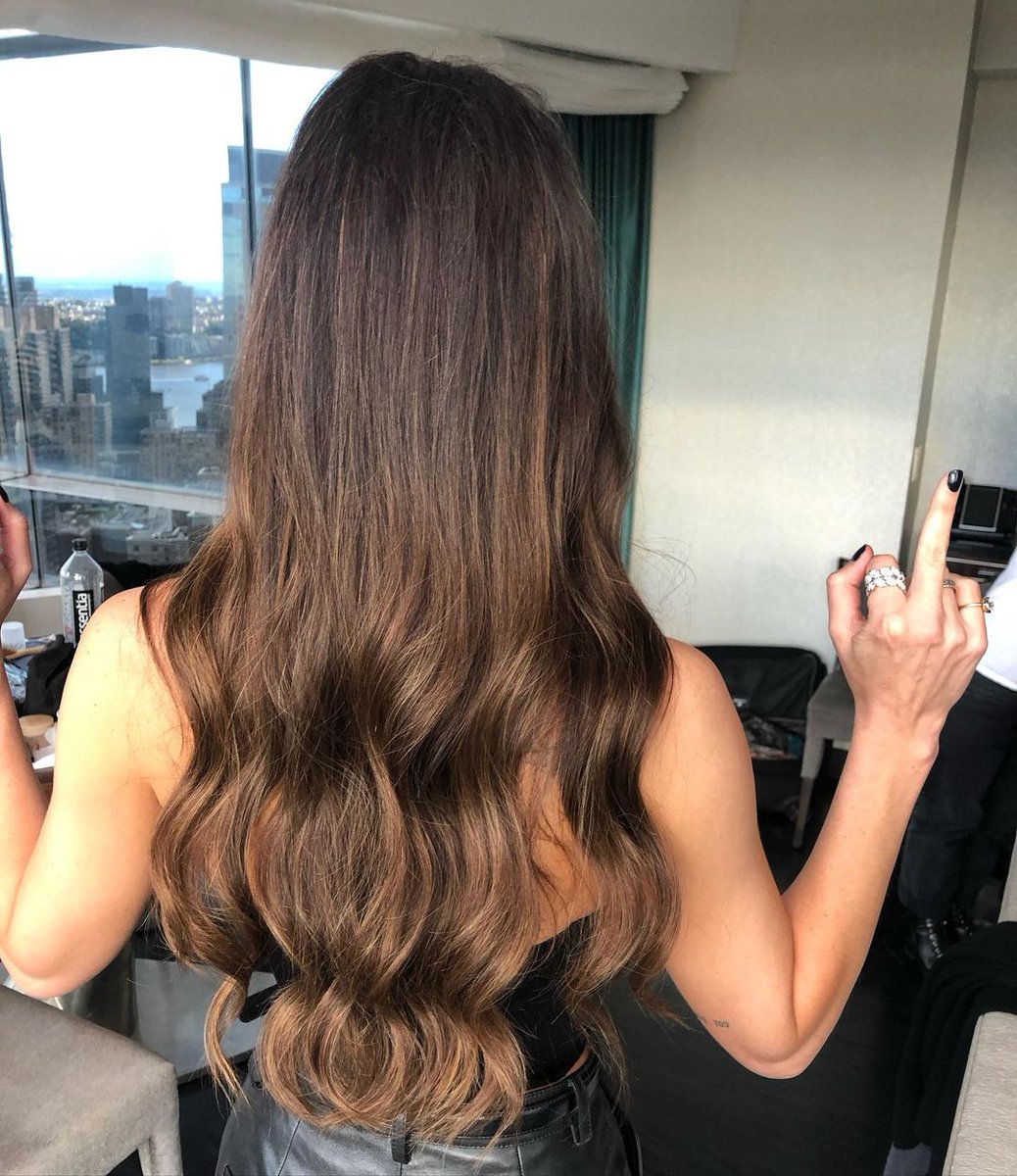 BFab634's tweet photo. #Repost @marktownsend1
🖤 #MarksEyeView @dakotajohnson heading out for @thelostdaughterfilm #NYFF premiere 🖤 brushed out waves by @marktownsend1 🖤 gorgeous hair color by @traceycunningham1 #MarksMuses #dakotajohnson #hairstylist https://t.co/xdznA8spzN