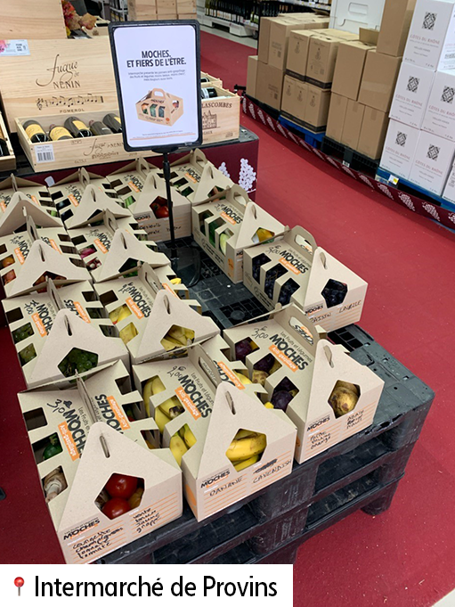 #AntiGaspi : nos commerçants s'engagent 💪
Perrine, la gérante de l'Intermarché de <a href="/villeprovins/">Ville de Provins</a> teste la vente de paniers de légumes moches #antigaspi (mais tout aussi bons) parfois délaissés.
Moins chers que les autres produits, ils sont présentés dans une boite 100% recyclée.