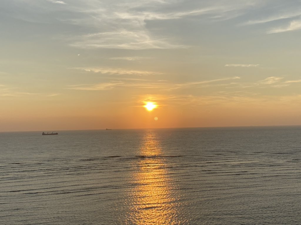 quick56's tweet photo. así amaneció en el puerto de veracruz #solasol 2021 https://t.co/TRB3BnK7qb