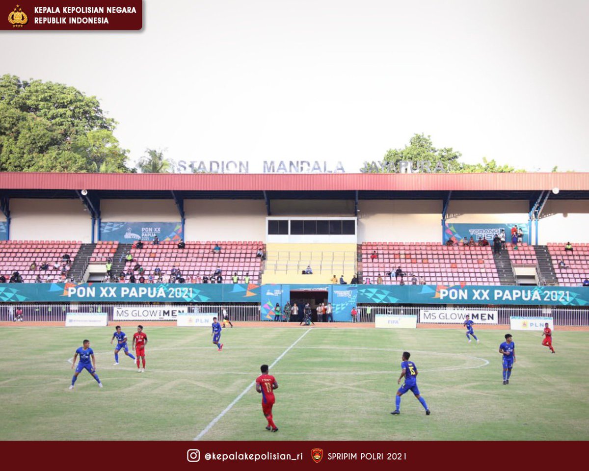 ListyoSigitP's tweet photo. Hari ini saya berkesempatan meninjau langsung venue pelaksanaan PON cabang olahraga tenis, sepak bola, dan selam untuk memastikan penerapan protokol kesehatan dan proses akselerasi vaksinasi di gerai-gerai vaksin TNI-Polri pada tiap venue terselenggara dengan baik. https://t.co/30UNhRwatP