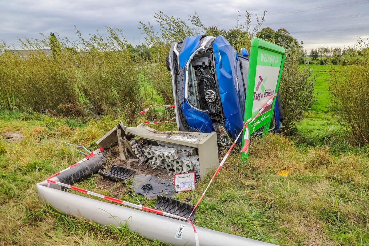 District16nl's tweet photo. Bij een eenzijdig ongeval op de #N446 bij #Hoogmade is een voertuig op zijn kant in de berm beland, daarbij zijn een lantaarnpaal en een elektrakast uit de grond gereden. Enkele huizen zouden mogelijk zonder stroom zitten. Wonder boven wonder raakte de bestuurster niet gewond. https://t.co/YuM3hrr7av