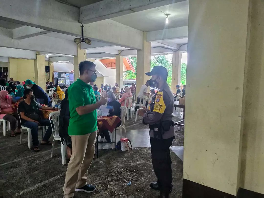 Gabungan personil Polsek Depok Timur melaksanakan pengamanan kegiatan vaksin massal tahap ke 2 di Gereja Santo Yohanes Rasul Pringwulung Condongcatur Depok Sleman.