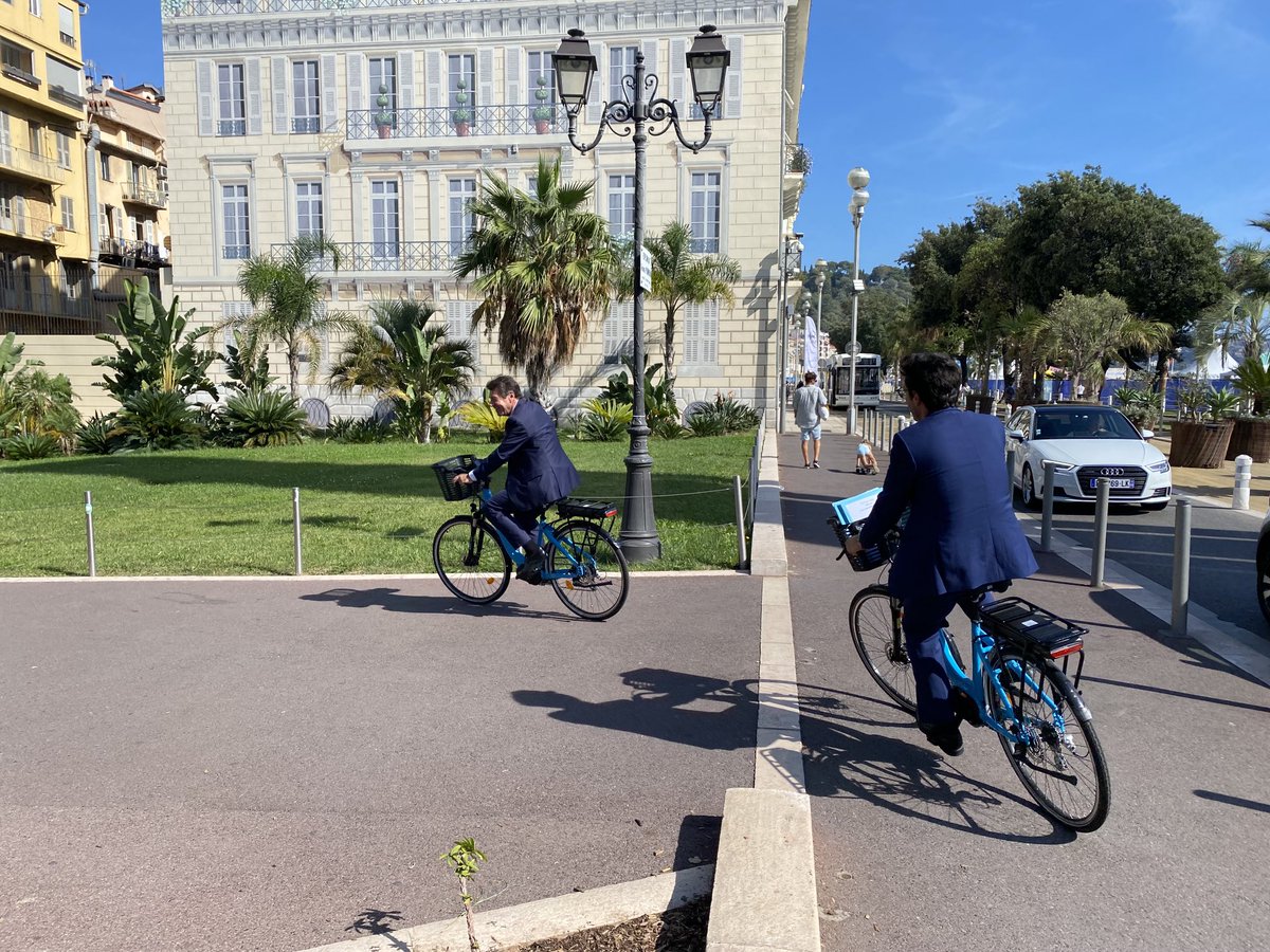 #FlagrantDelit d’Ecologie !
Non content d’organiser un Forum sur la Transition Écologique, le Président-Maire ⁦<a href="/cestrosi/">Christian Estrosi</a>⁩ met en application ses principes à vélo !
#respect #exemplarité #ecologie   ⁦<a href="/jc_tortora/">Jean-Christophe TORTORA</a>⁩ ⁦<a href="/l_bottero/">Laurence Bottero</a>⁩ ⁦⁦<a href="/KarineWenger/">Wenger Karine</a>⁩