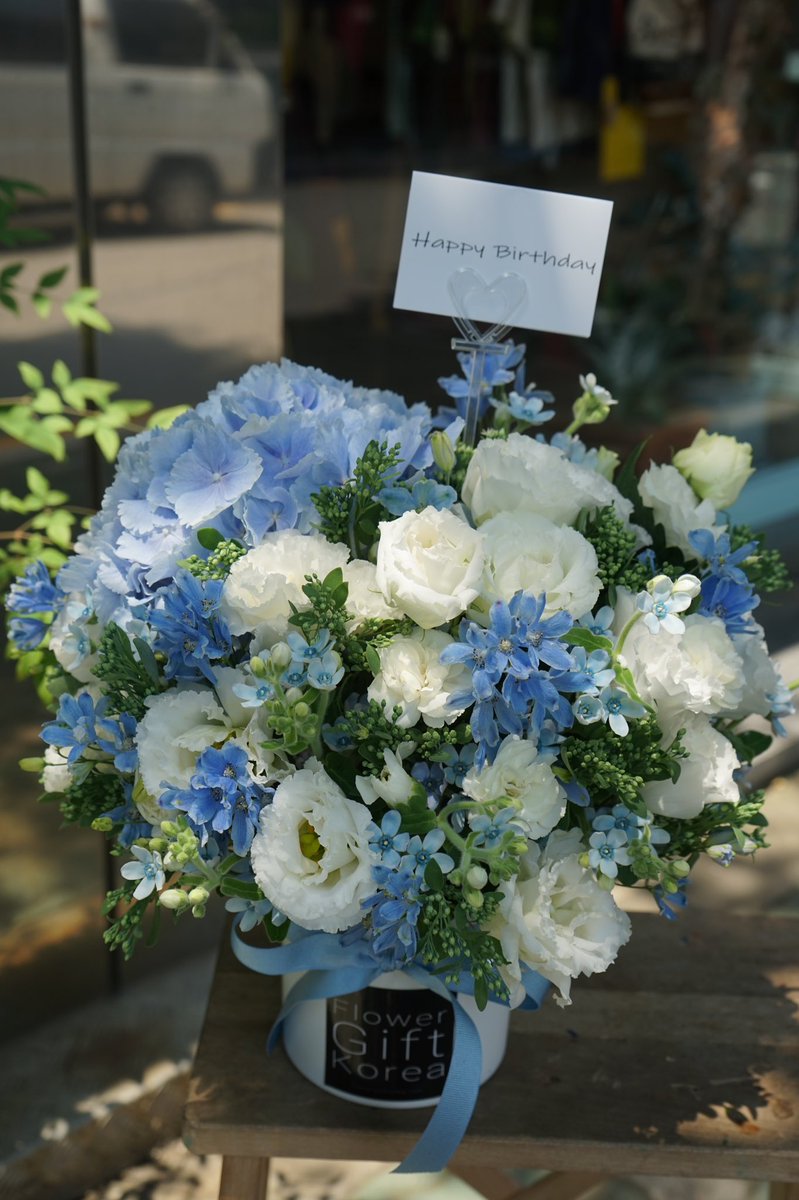 flowergiftkorea's tweet photo. So much beauty in this blue and white flower arrangement. 💐💐
Perfect gift for any occasion.
Visit our website to see our beautiful arrangements at https://t.co/vjLayYTCf3
#beautifulflower
#korea #seoul #flower #yangjae #koreatravel #flowerskorea #koreaflowers #koreaflower https://t.co/UZKBpsGakU
