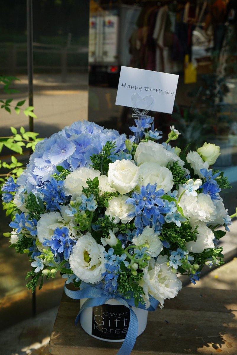 flowergiftkorea's tweet photo. So much beauty in this blue and white flower arrangement. 💐💐
Perfect gift for any occasion.
Visit our website to see our beautiful arrangements at https://t.co/vjLayYTCf3
#beautifulflower
#korea #seoul #flower #yangjae #koreatravel #flowerskorea #koreaflowers #koreaflower https://t.co/UZKBpsGakU