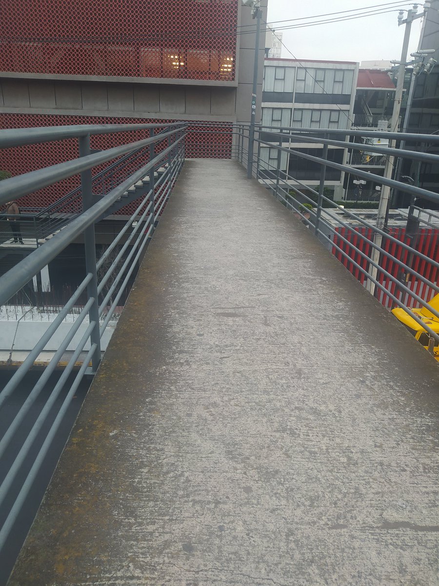 ruthtzin's tweet photo. Nunca pensé que un #PuenteAntiPeatonal formaría parte de mi rutina diaria. 
Viendo la cantidad de escuelas y centros educativos alrededor me parece que es un buen candidato para ser desmantelado 
¿O que piensan las expertas?
¿Cómo puedo impulsar un cruce a nivel?#coloniaescandon https://t.co/lDzLLgumhc