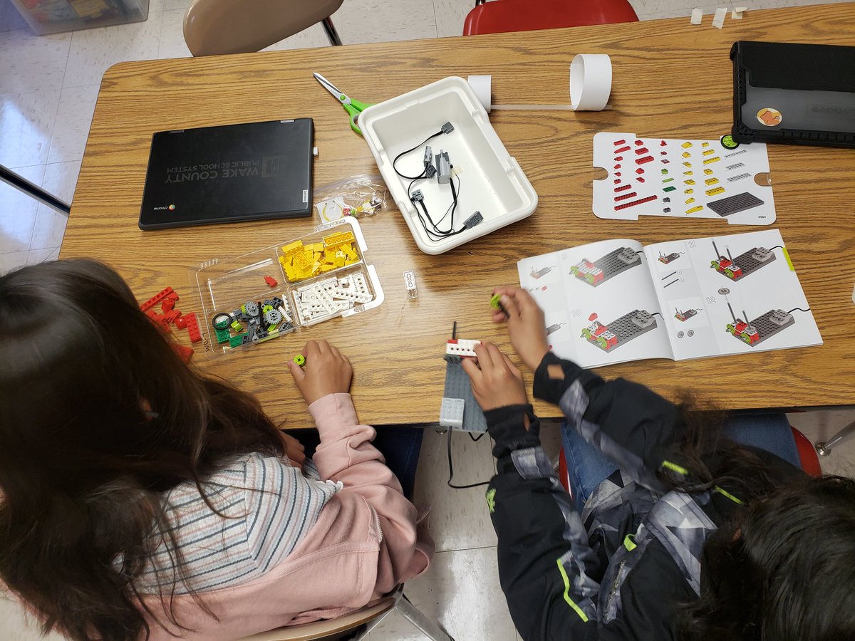 arrowSTEMlab's tweet photo. Building and programming with Legos today in our last coding club with this group! @HodgeRoadES https://t.co/0ondpNGsxB