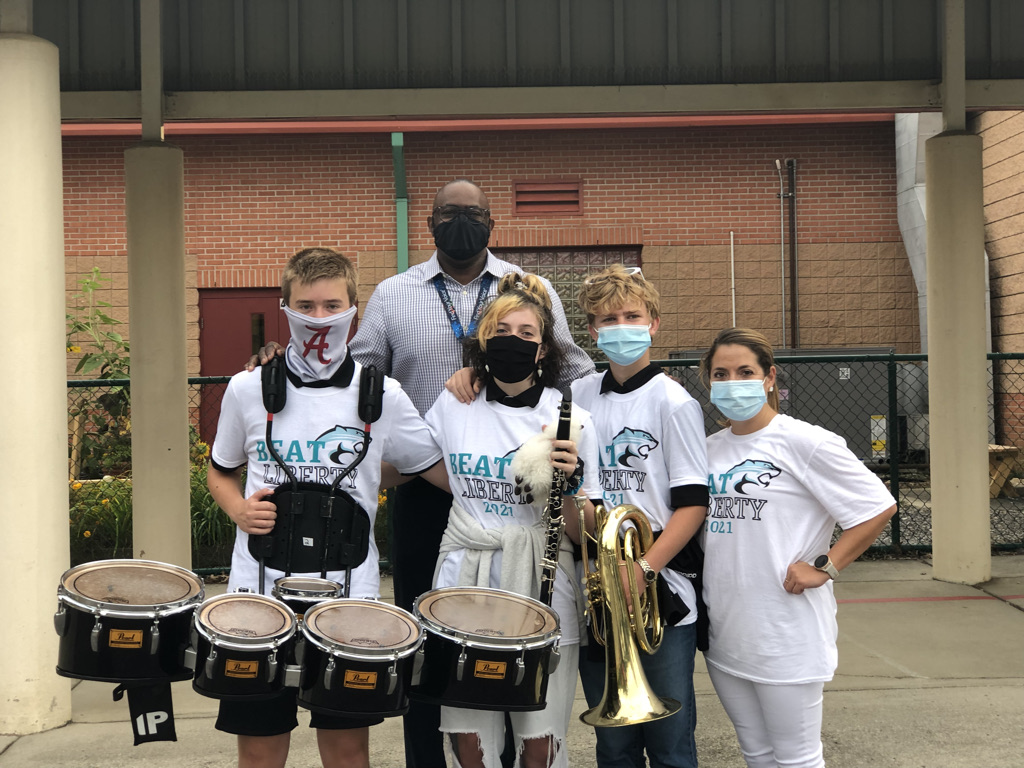 Thank you Discovery for the exciting start to our day! We loved having football players, cheerleaders and band members on carline today! It was great to see some of our HRZN family back on campus! You can cheer them on tonight! <a href="/DMSPanthers1/">Discovery Middle</a> <a href="/rkrichardson24/">Rodney</a> <a href="/madisonschools/">Madison City Schools</a>