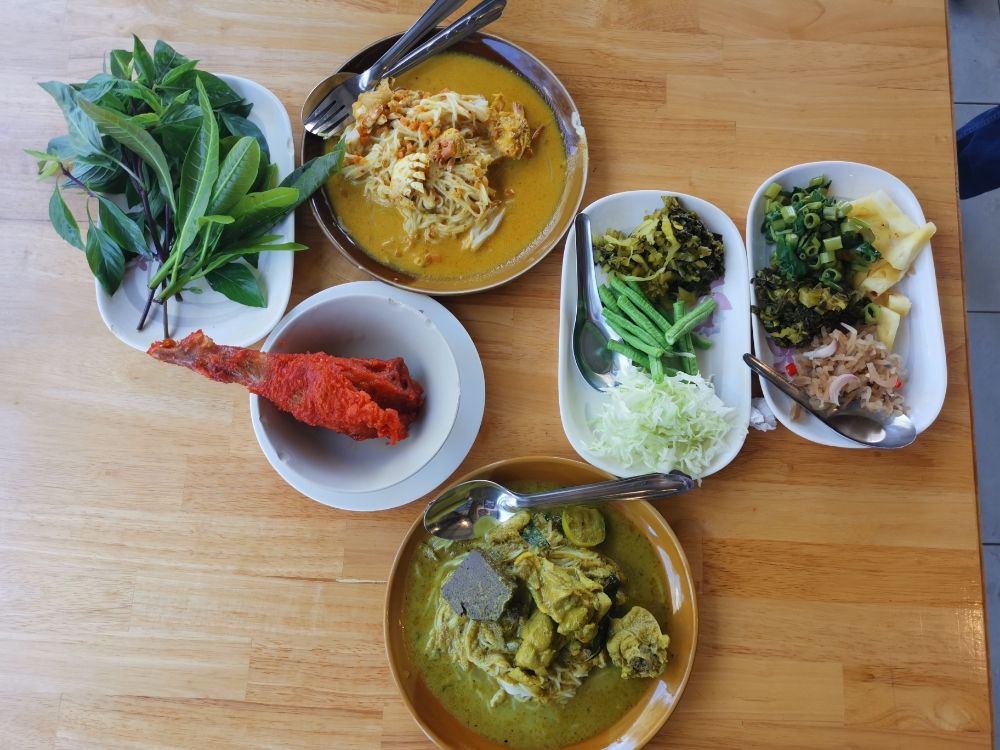 BESTEREATS's tweet photo. เมนูทีเด็ด ขนมจีนแกงปู มาเป็นตัวๆ ​กินกับ น่องไก่ทอดแหล่มเลย​ ผักไม่อั้น​
ส่วนขนมจีนเขียวหวานไก่​ ไก่ชิ้นใหญ่​ เลือดเป็นก้อน​ เผ็ดกำลังดี​ 

ร้าน ขนมจีนสะพานหิน
📍อำเภอเมืองภูเก็ต
✏️อธิวัชร์ ปลื้มปรีชา
อ่านเพิ่มhttps://t.co/qEXHbIUV0B
#RettyTH #อร่อยไปแดก #รีวิวภูเก็ต #อร่อย https://t.co/cicwAcz2rL