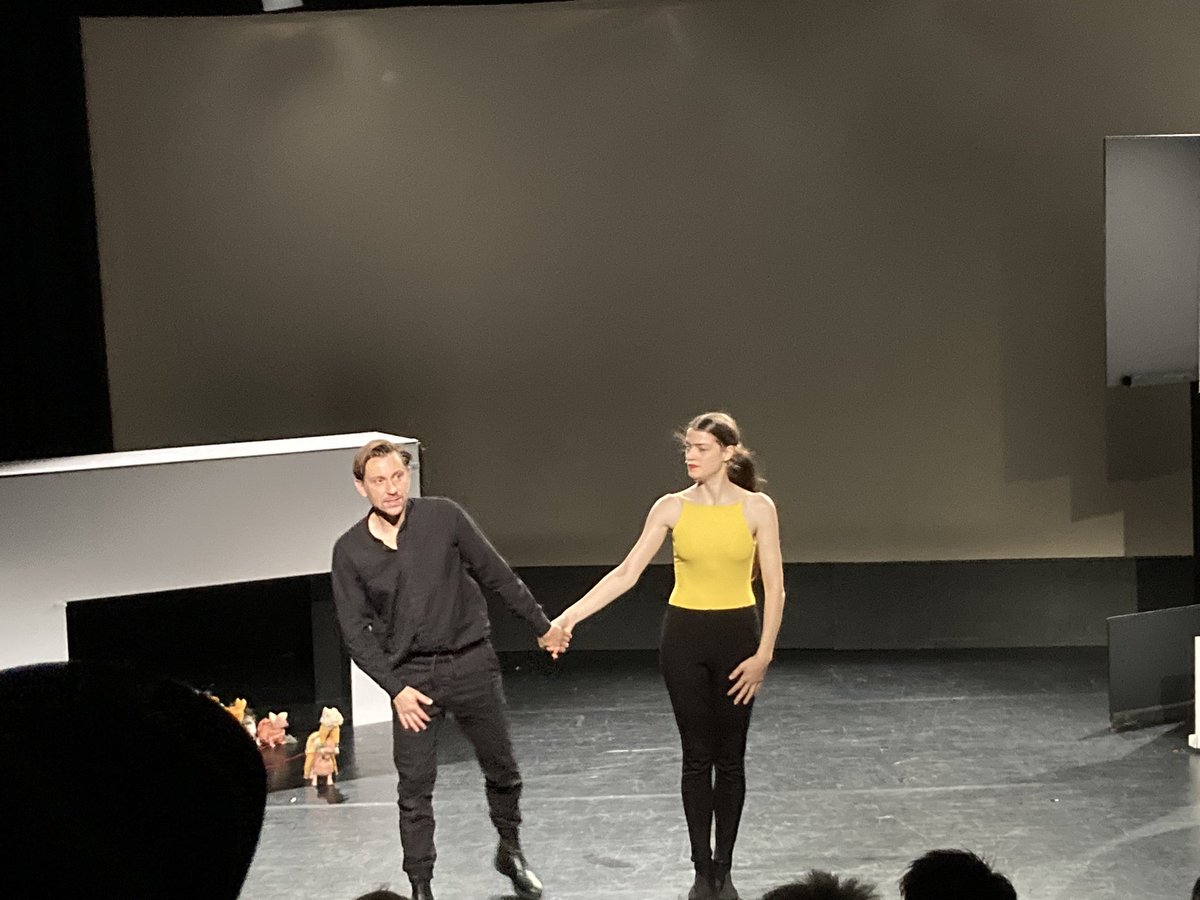 Prachtig lunchtheater <a href="/theaterbellevue/">Theater Bellevue</a> #VrouwOfVos
Indrukwekkend hoe een pop écht een rol speelt naast <a href="/AnnelindeB/">Annelinde bruijs</a> en <a href="/KlaverMarijn/">Marijn Klaver</a> in dit mooie verhaal. De kunst van @UlrikeQuadeComp 
In de eerste vijf minuten bovendien al ingepakt door zang en stem 🥰
Dank!! 🙏🏻