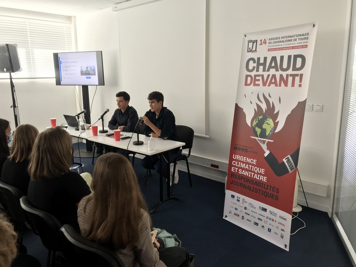 JRE_France's tweet photo. Maxent Foulon et @AlbinRey26, 2 anciens lauréats du concours @JRE_France étaient aux @LesAssises du journalisme pour partager leur expérience de jeunes reporters pour l'environnement avec des classes de lycéens. https://t.co/lq1R5x7CRe
